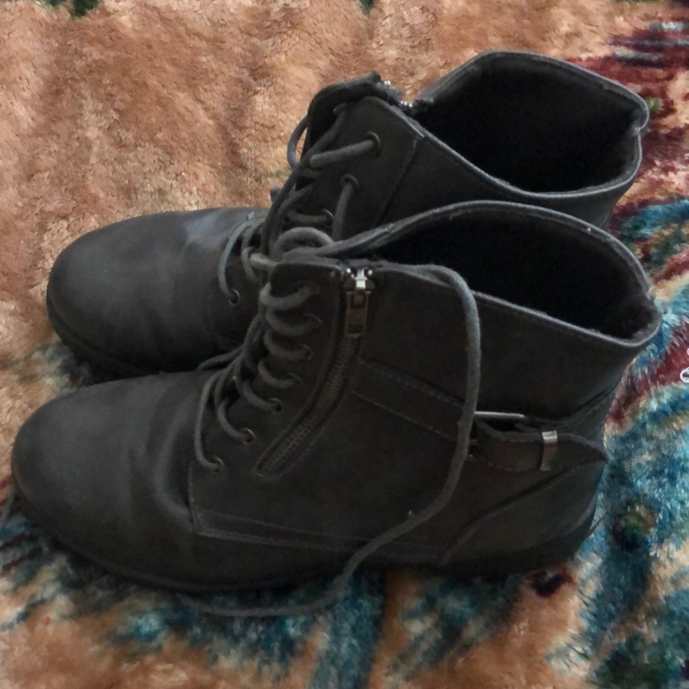 Combat boots with laces